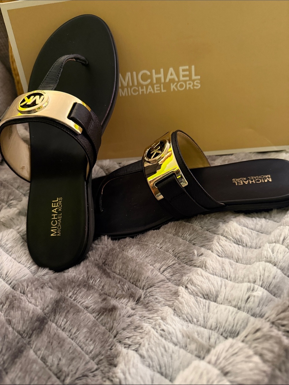 Michael Kors Black Warren Thong Leather Sandals - Picture 2 of 5